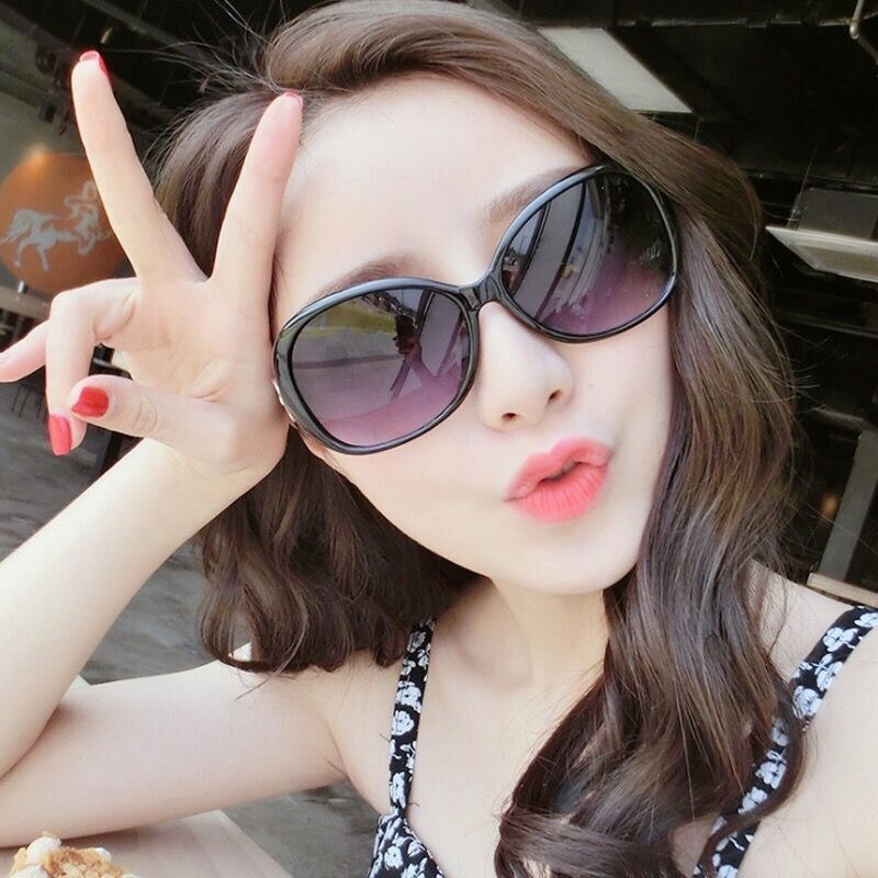 Street Fashion Photo - Kacamata Hitam Oval Fashion Baru Tren